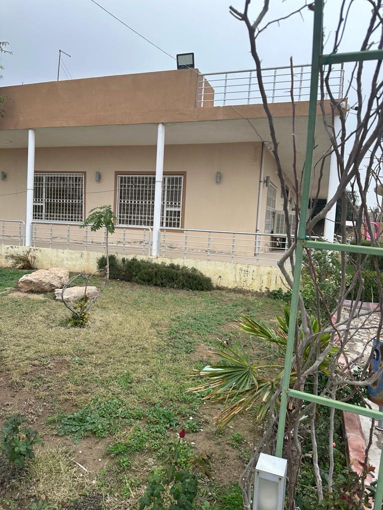 مزرعة واسعة على طريق مصيف