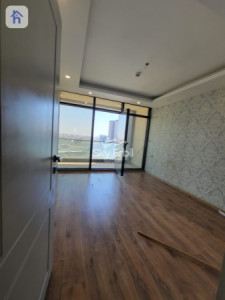 شوقەیەکی دوو ژووری نوستن لەگەڵ دیمەنی شار وێنە 10