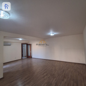 Modern 3 Bedroom Apartment in Prime Location image 3