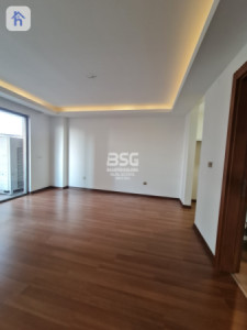 شوقەیەکی مۆدێرن بۆ ٣ ژووری نوستن لەگەڵ دیمەنی باخچە image 2