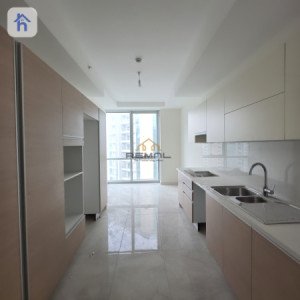 Spacious Apartment in Empire Square image 3