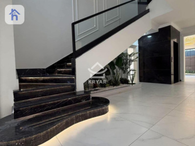 Modern Home with 5 Beds Image 6