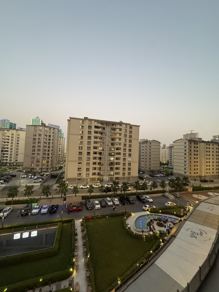شوقەیەکی مۆدێرن دوو ژووری نوستن لە شوێنێکی ناوەندی