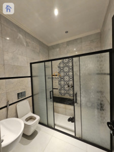 Modern 5-Bedroom House for Rent Image 6