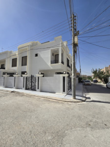 House Opposite Garden image 1
