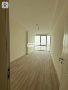 Modern Apartment in Empire Square Image 4