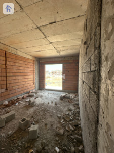 Spacious House with 4 Bedrooms image 9