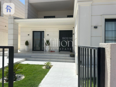 House Opposite Garden image 1