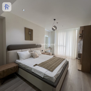 Stylish and Contemporary Apartment image 7
