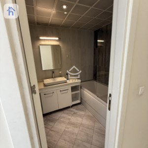 Modern Apartment with 1 Bedroom Image 8