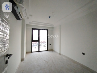 Elegant Three Bedroom Residence in Prime Location image 2
