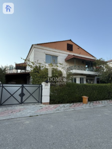 House Opposite Garden image 1