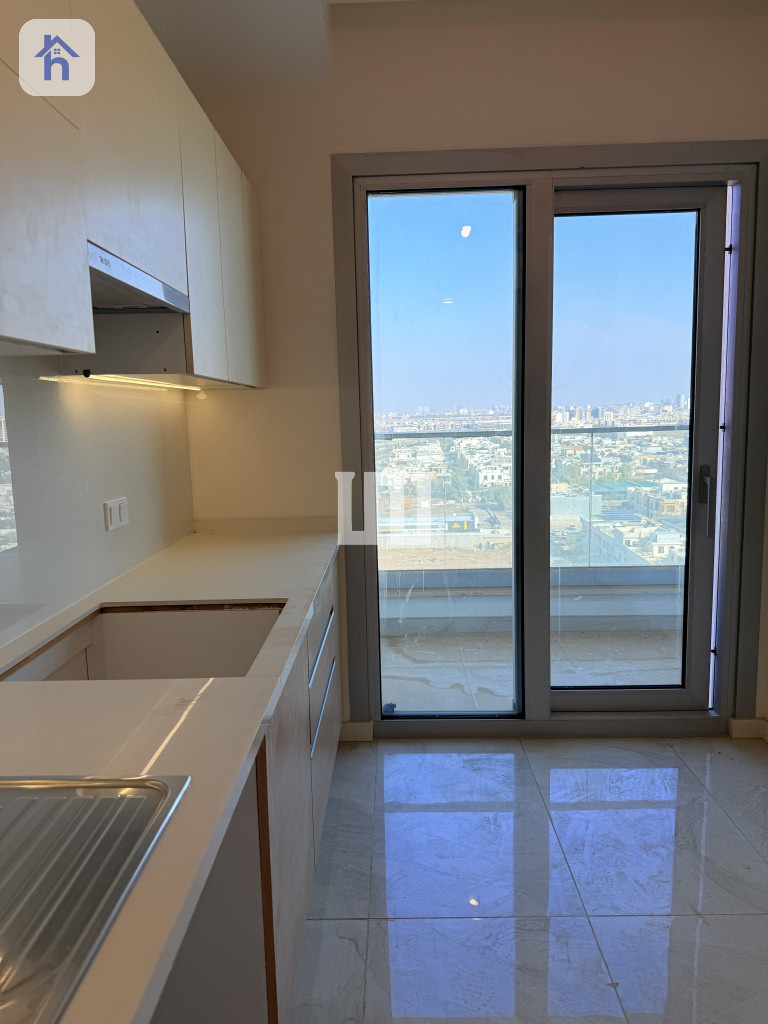 Spacious Apartment in Empire Square Image 2