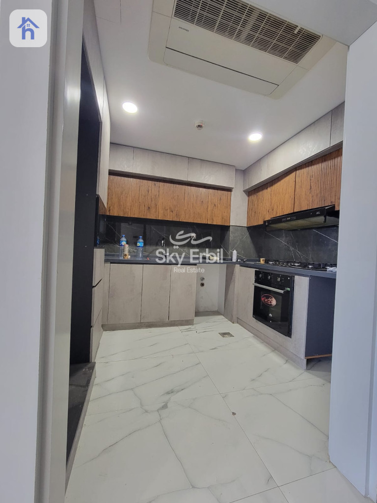 شوقەیەکی دوو ژووری نوستن لەگەڵ دیمەنی شار