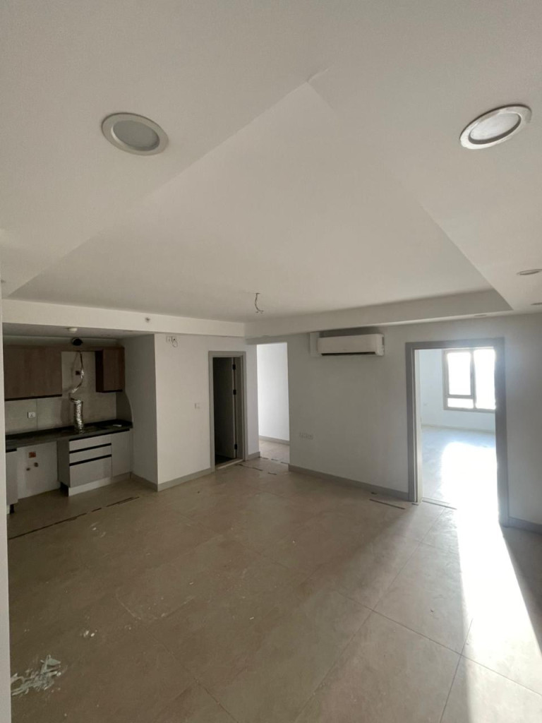 شقة واسعة بغرفتي نوم للبيع