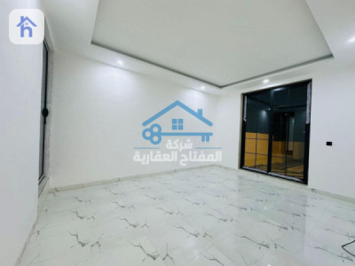Spacious House with 5 Bedrooms Image 9