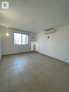 Spacious 5-Bedroom House in English Village Image 16