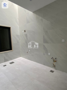 Modern House with Multiple Bedrooms Image 19