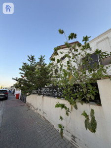 Spacious House with 4 Bedrooms image 4