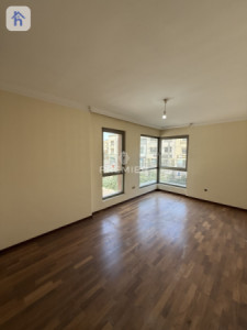 Modern Apartment with 3 Bedrooms Image 7
