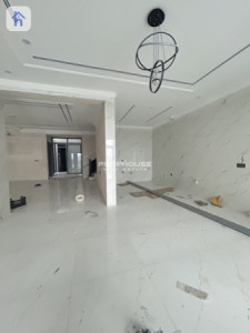 Spacious 5-Bedroom House image 2