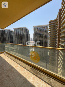Spacious Apartment with Open Layout Image 4