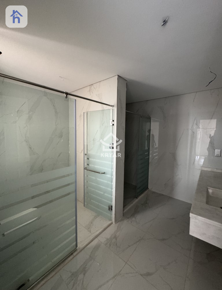 Spacious 4 Bedroom House in New Azadi Resim 15