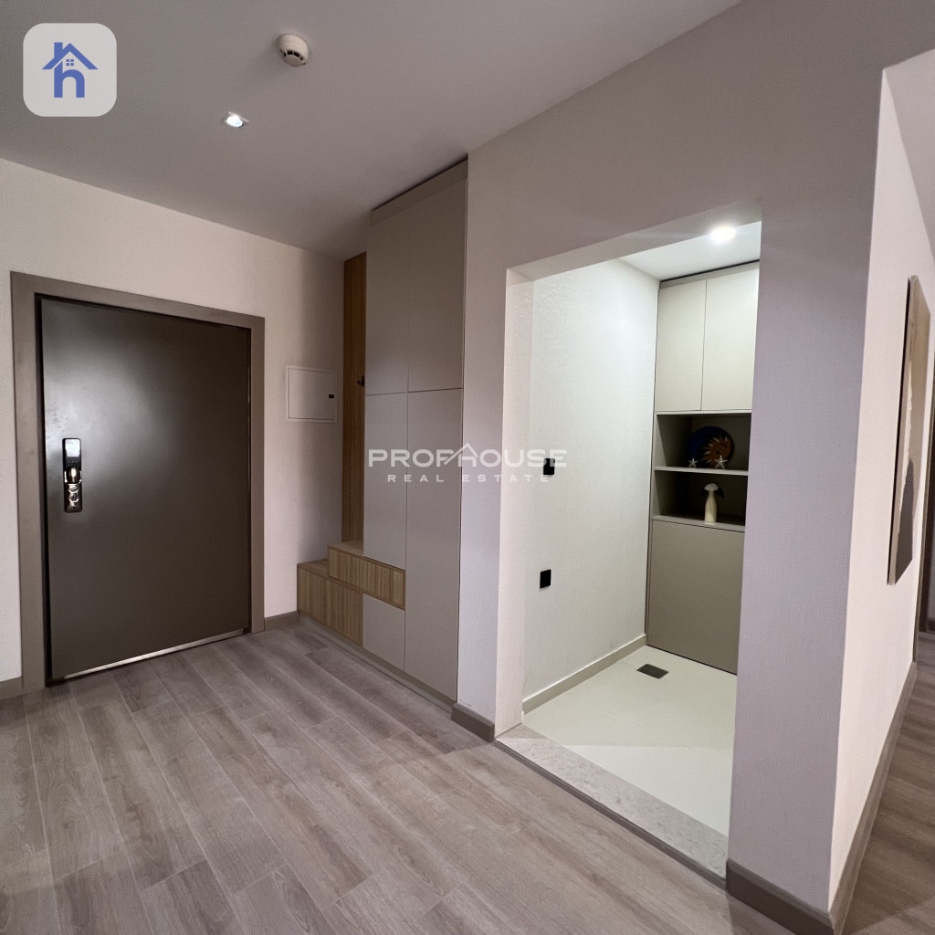 Stylish and Contemporary Apartment Resim 2