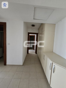 Elegant 3-Bedroom Apartment Image 5