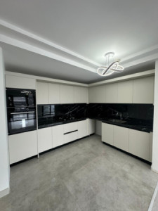 Modern 4-Bedroom Apartment image 3
