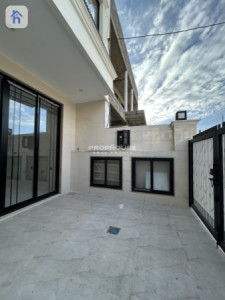 Family Home with 5 Bedrooms image 2