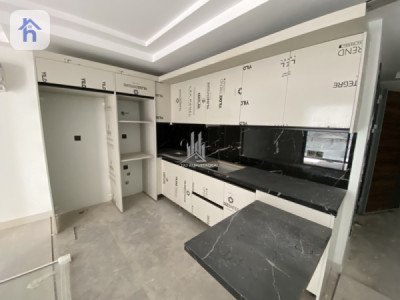 Cozy studio apartment, prime location image 2