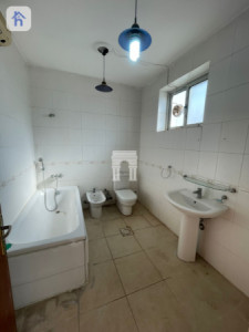 Spacious 5-Bedroom House in English Village Image 14