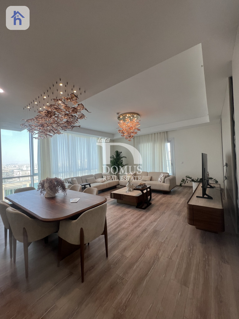 Luxurious apartment in Empire Square