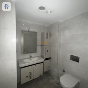 Modern One Bedroom Apartment image 6