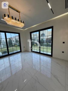 Luxurious Villa with 6 Bedrooms Image 15