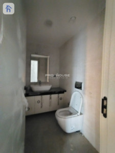 Elegant Three Bedroom Residence in Prime Location Image 6