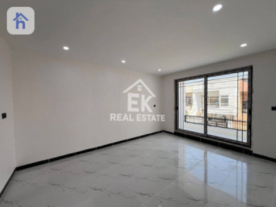 Spacious House with 6 Bedrooms Image 6