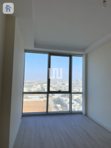 Spacious Apartment in Empire Square image 5