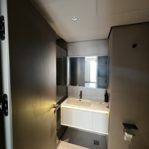 Modern One Bedroom Apartment with City Views image 9