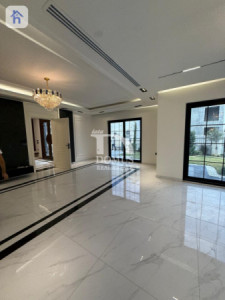 Luxurious Villa with 6 Bedrooms Image 16