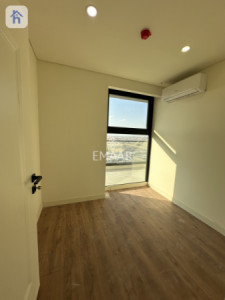 Bright 4-Bedroom Apartment image 5