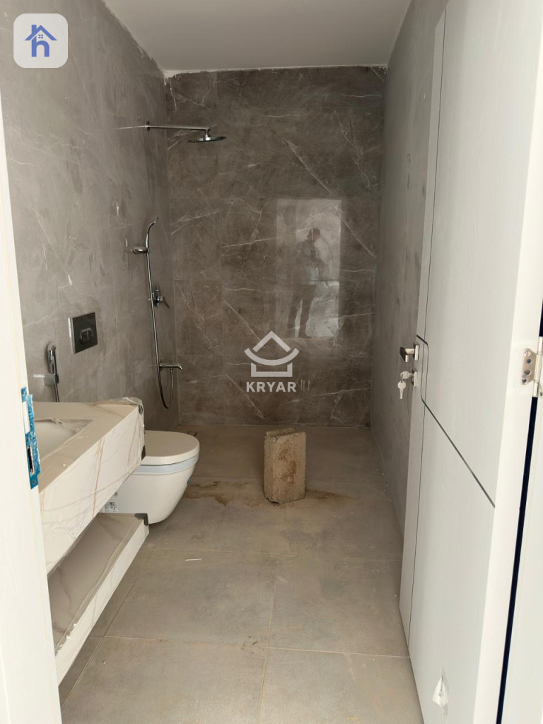 Modern 4-Bedroom House in Mountain View Image 12