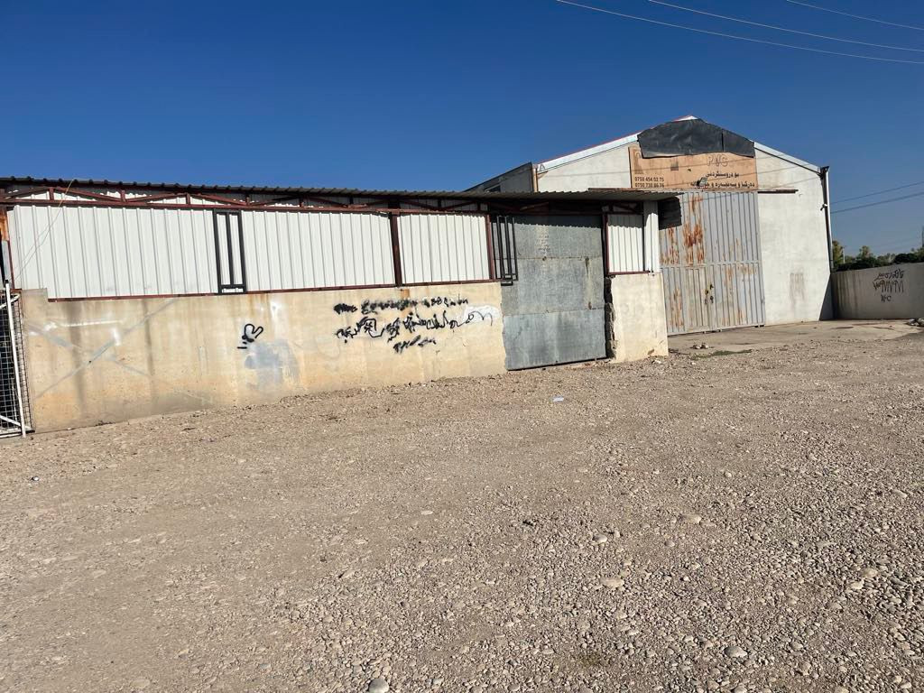 600m² Warehouse with Two Houses