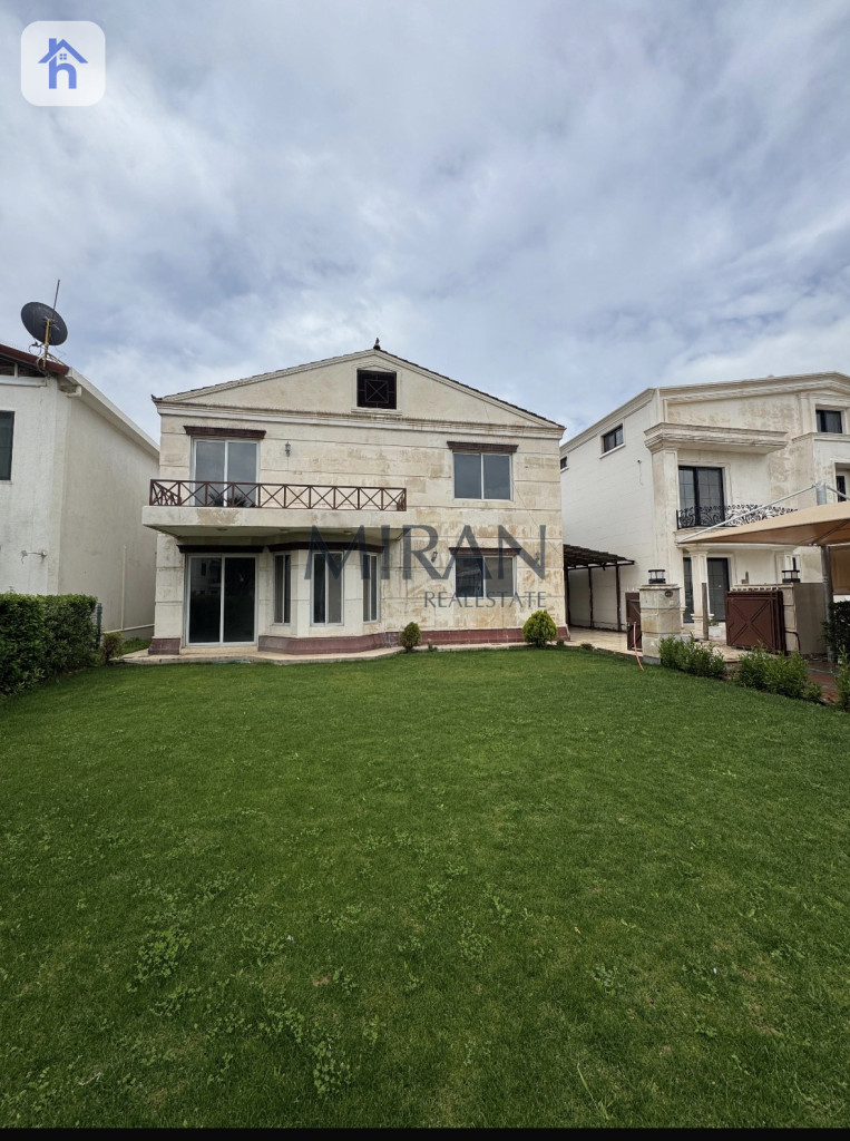 Spacious House in English Village