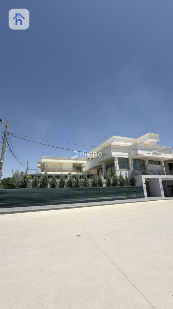 Luxurious House with Multiple Amenities Image 2