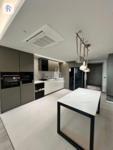 Modern Apartment image 5