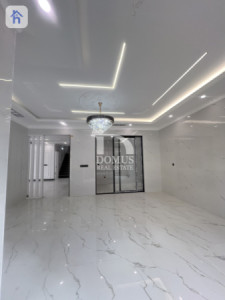 Luxurious Villa with 6 Bedrooms Image 4