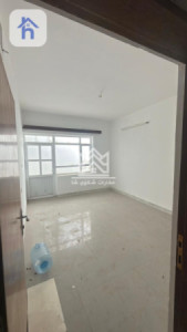Spacious House with 4 Bedrooms Image 7