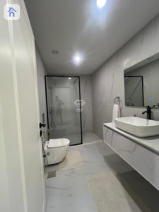 Luxurious Apartment in Prime Location Image 8